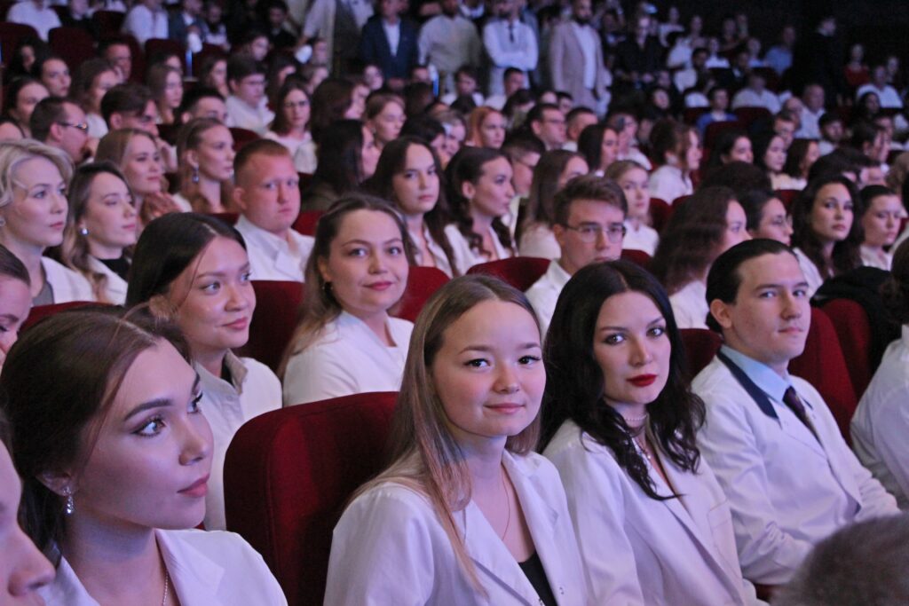 Торжественная церемония вручения диплома врача - выпускника медицинского факультета ЧГУ 2025 (Фоторепортаж)